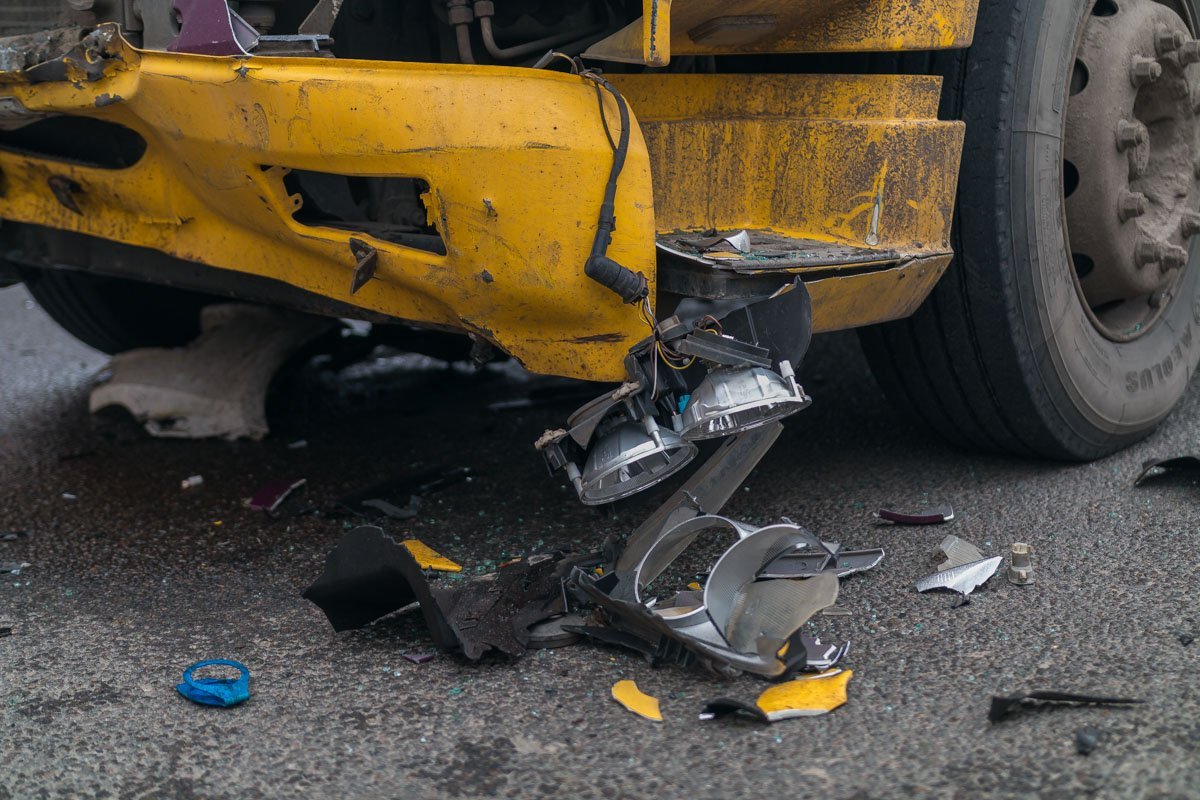 Осколки разбросаны по проезжей части