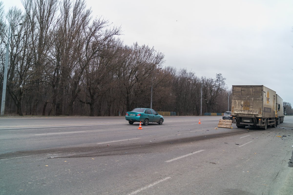 На месте аварии работали сотрудники полиции и следственно-оперативная группа
