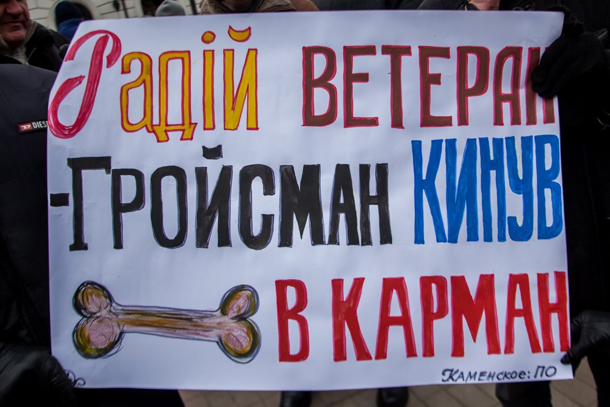 Среди них были экс-генералы, начальники пожарных частей и много других людей, заманивших высокие посты до выхода пенсию