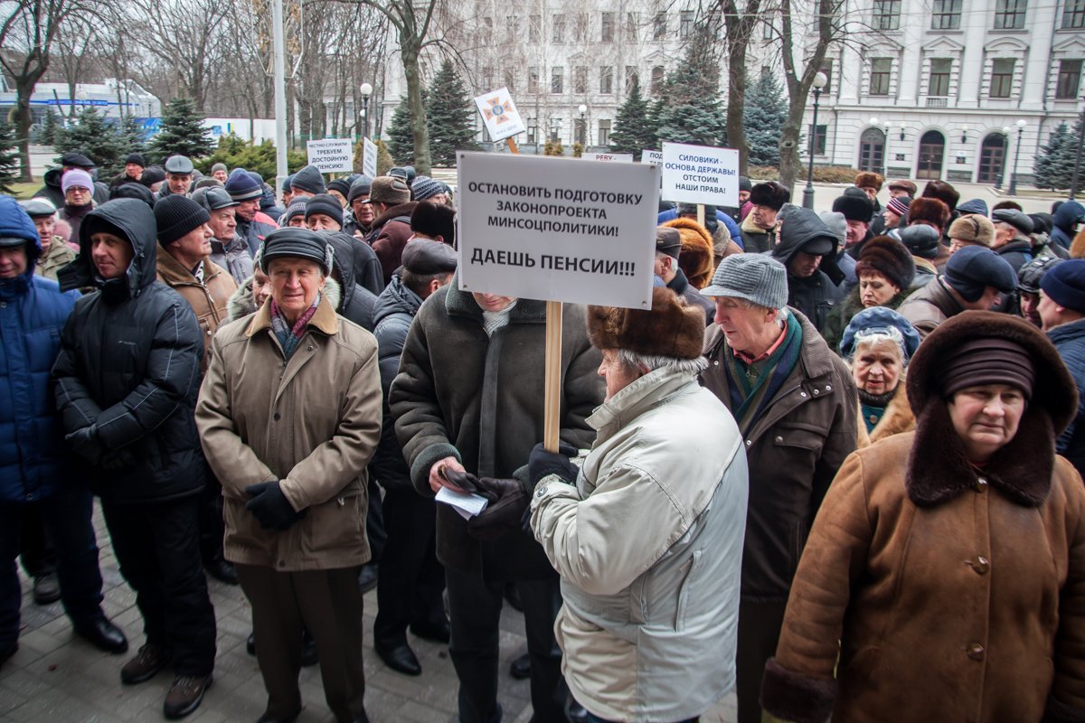 Люди, вышедшие на забастовку, утверждают, что нынешних пенсий не хватает даже на оплату коммунальных услуг
