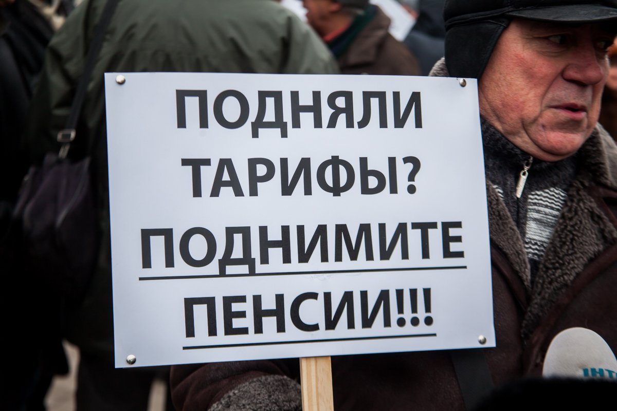 На встречу к митингующим вышла представительница пенсионного фонда