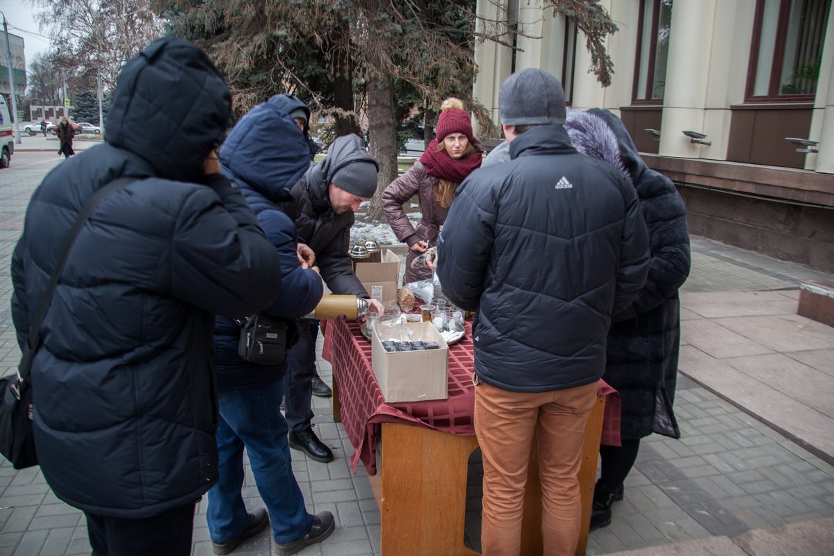 Чтобы никто из людей не замерз, возле ОГА установили небольшой пункт обогрева, где митингующие могли попить горячий чай