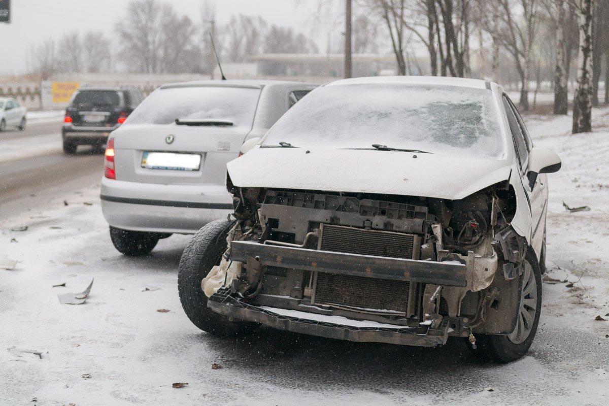 На улице Космической столкнулись автомобиль Peugeot и Skoda