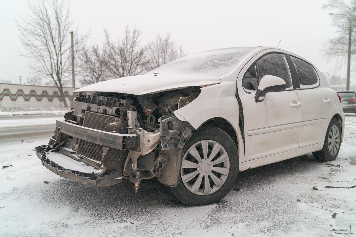 Водитель Peugeot рассказал, что его автомобиль занесло на скользкой дороге