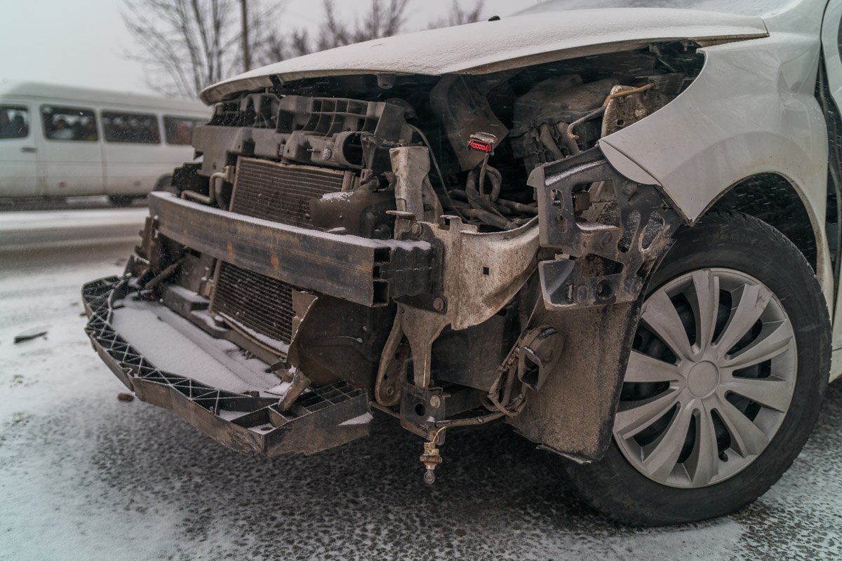 У Peugeot сильно повреждена передняя часть кузова