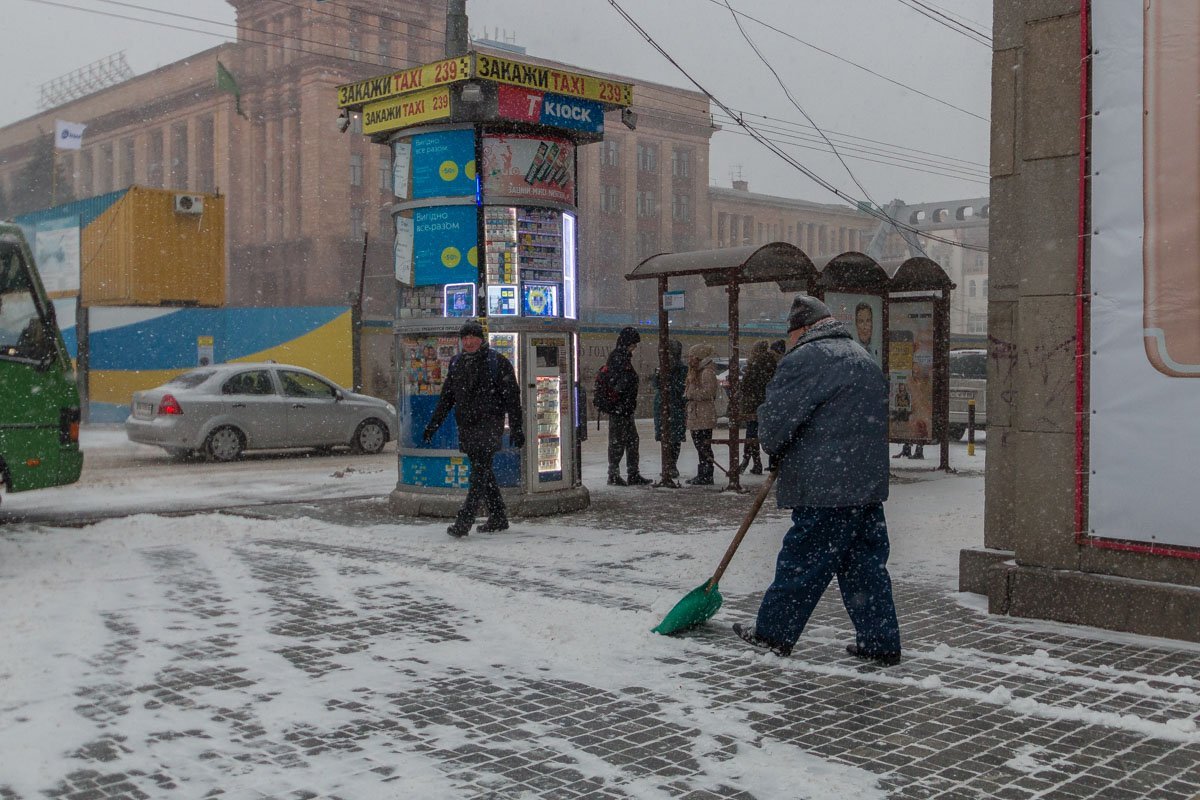 Зимой пусть снег убирает тот, кто его набросал! Зимой пусть снег убирает тот, кто его набросал!