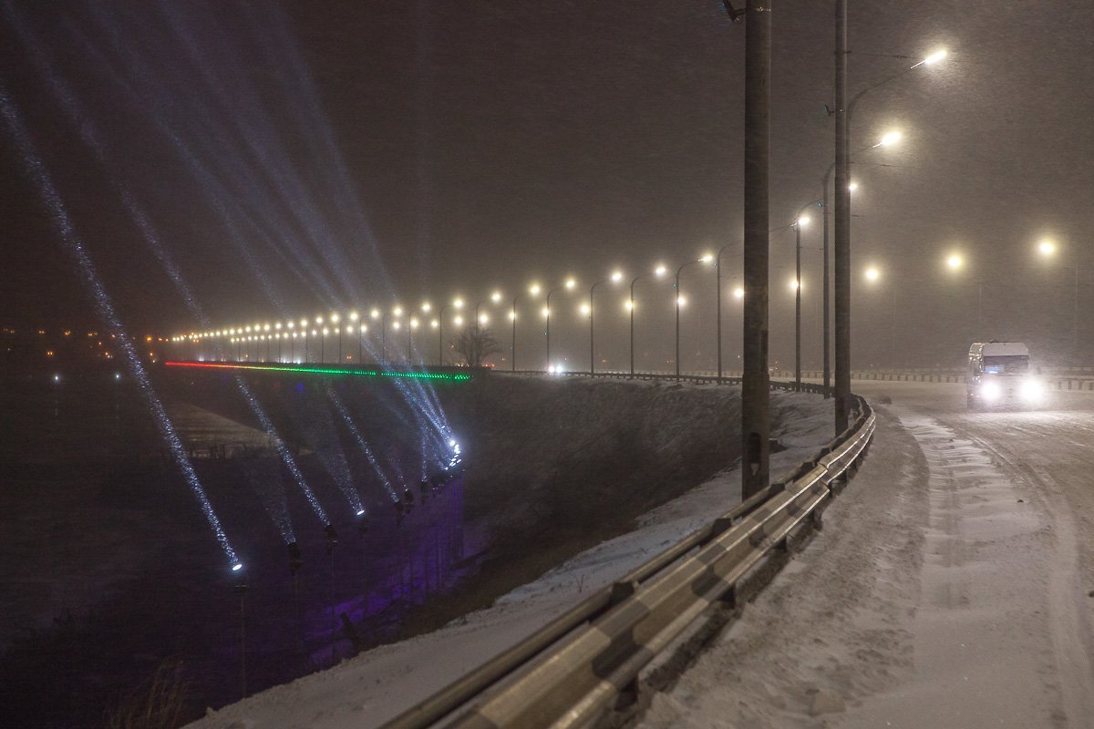 Огни Кайдакского моста прожигали зимнюю метель Огни Кайдакского моста прожигали зимнюю метель