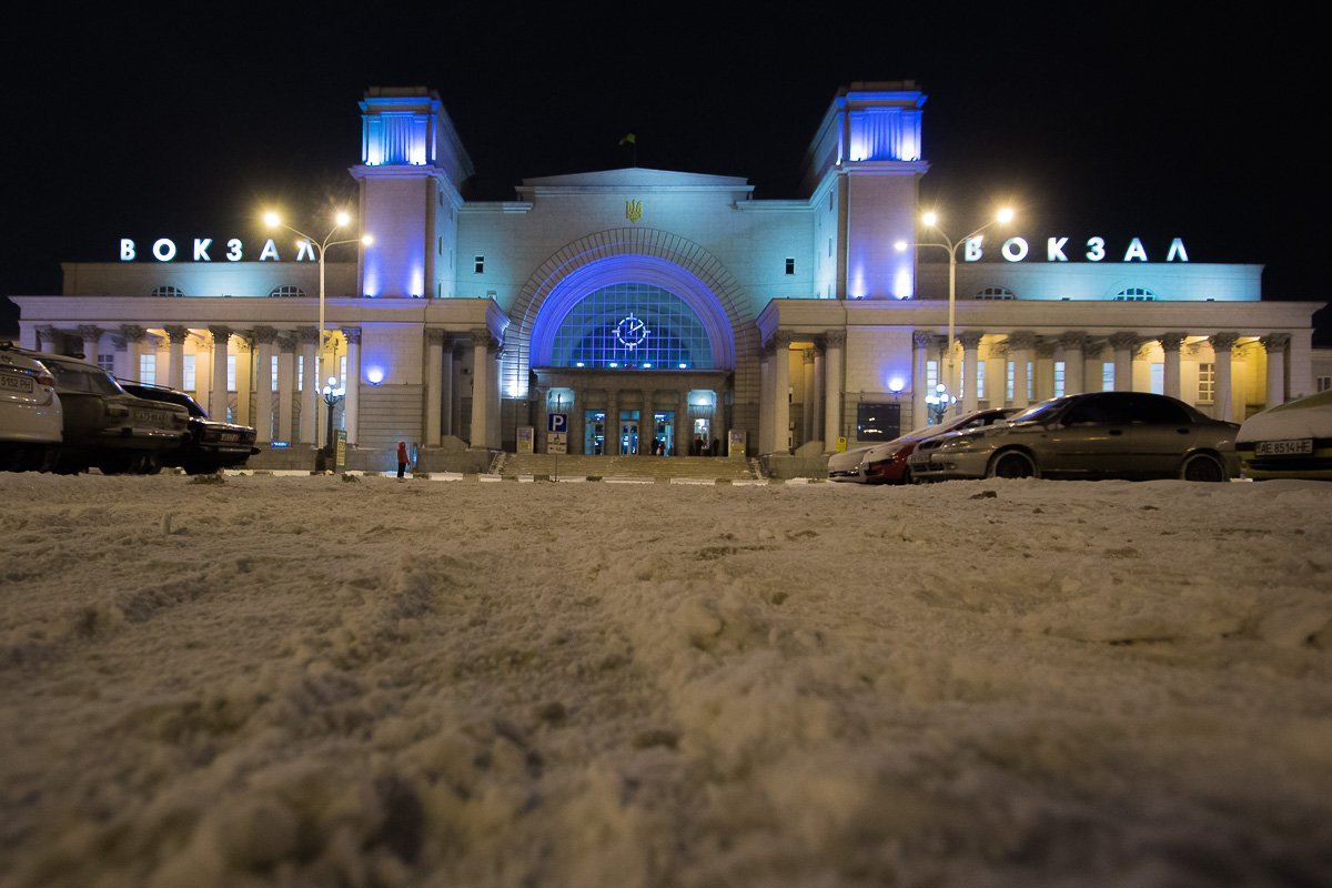 На вокзале уже успели притоптать свежий снег На вокзале уже успели притоптать свежий снег