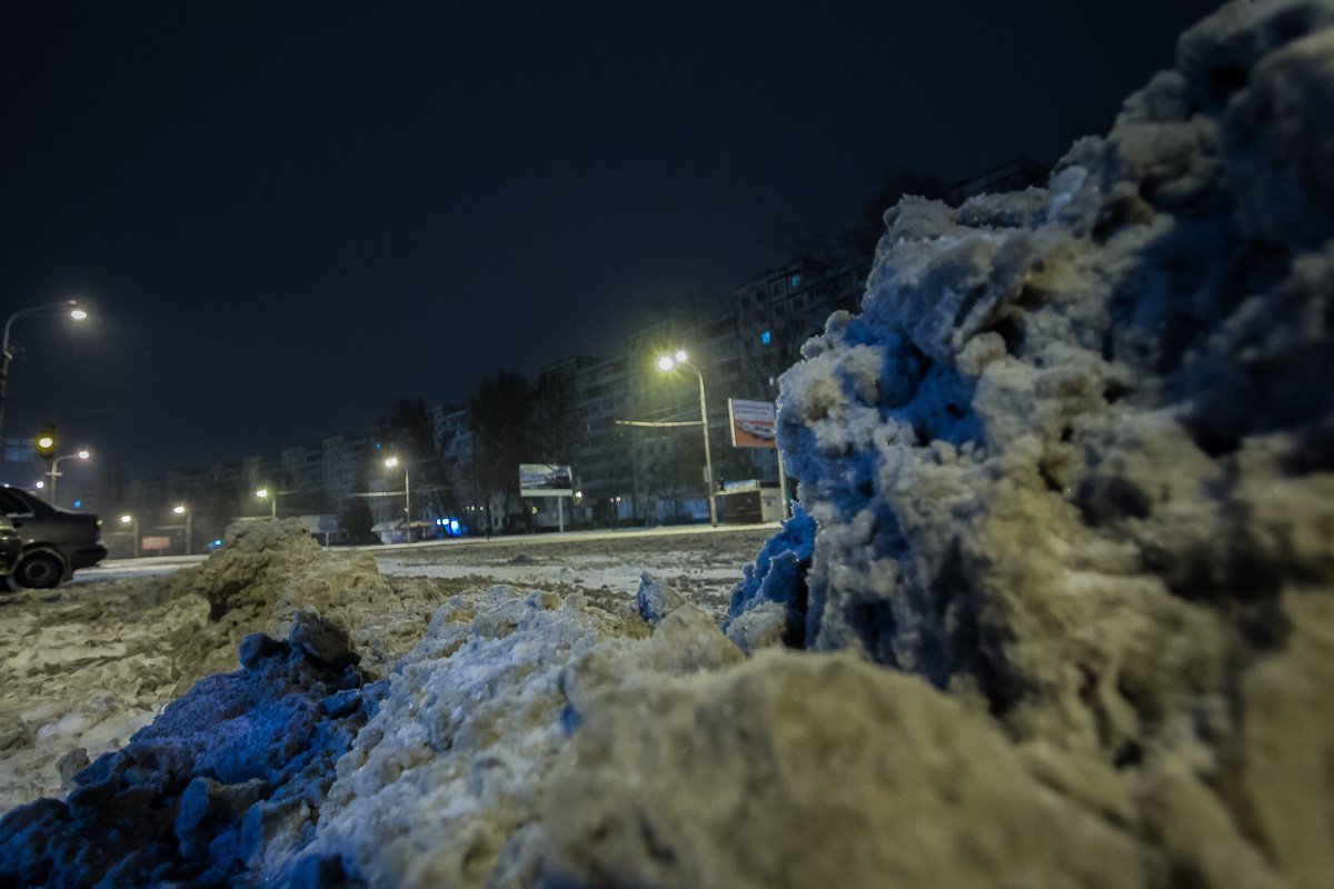 Вдоль дорог уже успели образоваться кучки снега Вдоль дорог уже успели образоваться кучки снега