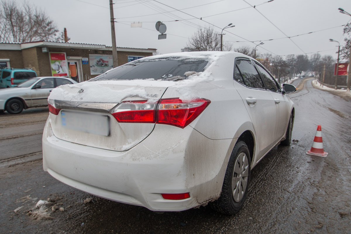 Предварительно, водитель Toyota остановился перед маршруткой Предварительно, водитель Toyota остановился перед маршруткой