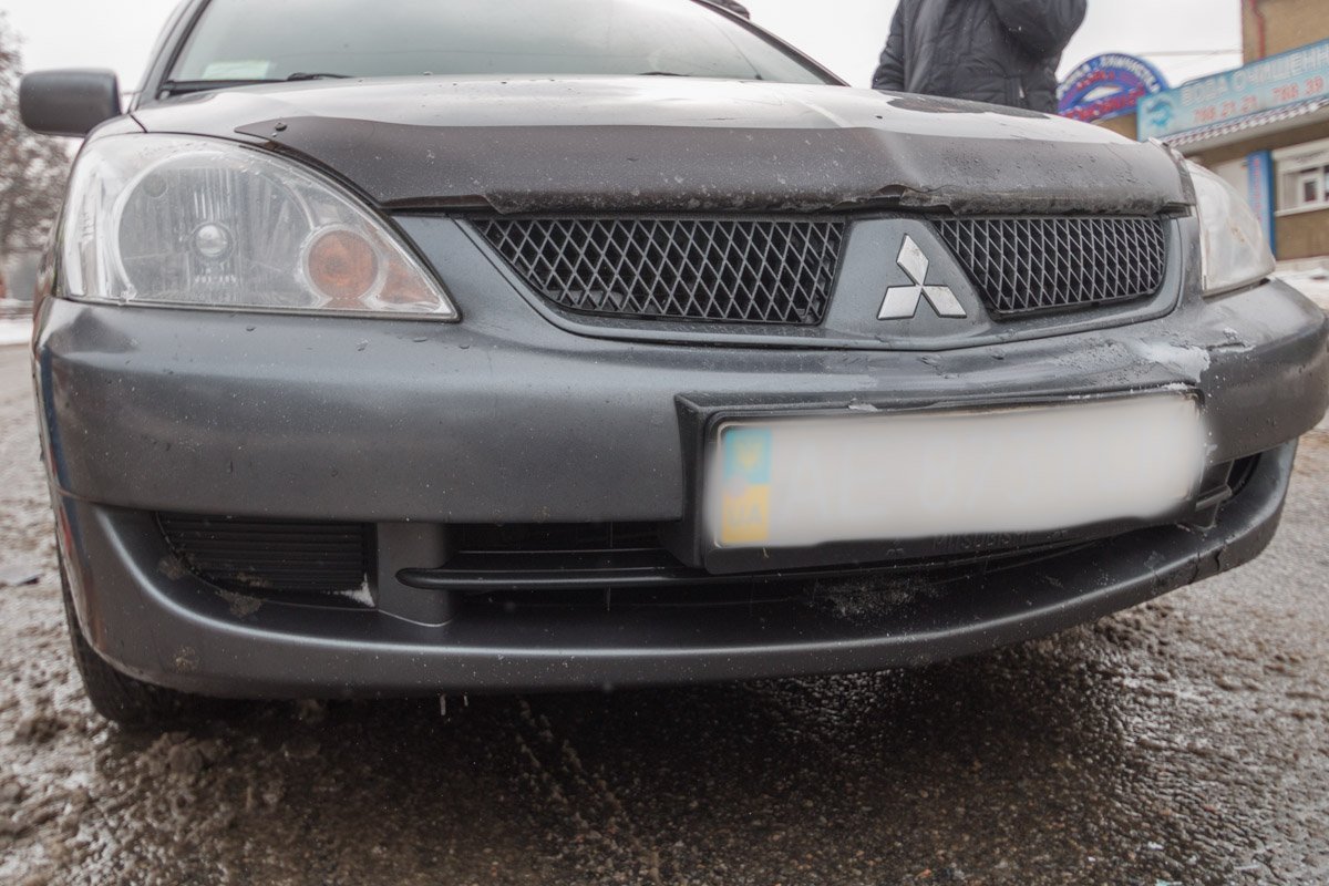 Следом за Toyota остановился Mitsubishi Следом за Toyota остановился Mitsubishi