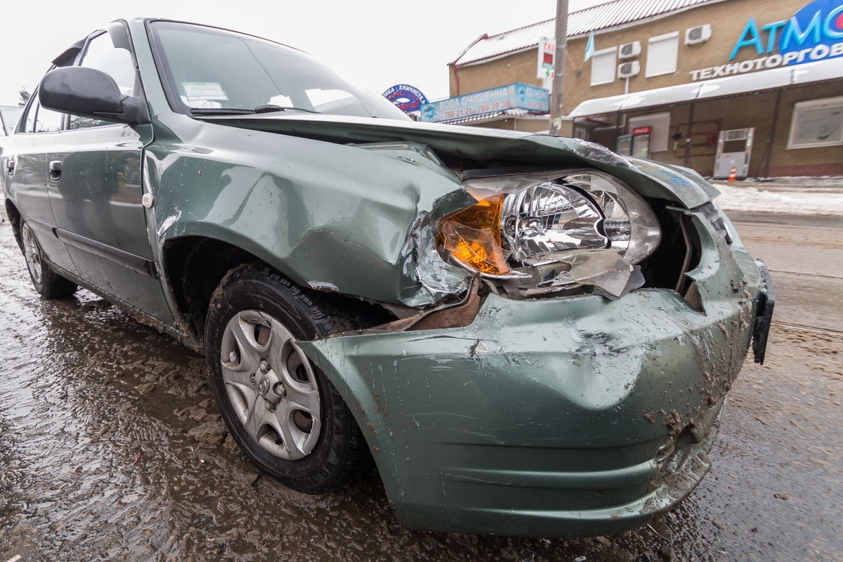 Следом за Mitsubishi двигался Hyundai, водителю которого не удалось затормозить из-за скользкой дороги Следом за Mitsubishi двигался Hyundai, водителю которого не удалось затормозить из-за скользкой дороги