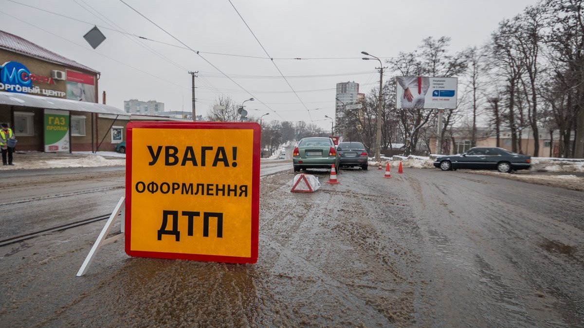 На месте аварии работают сотрудники патрульной полиции На месте аварии работают сотрудники патрульной полиции