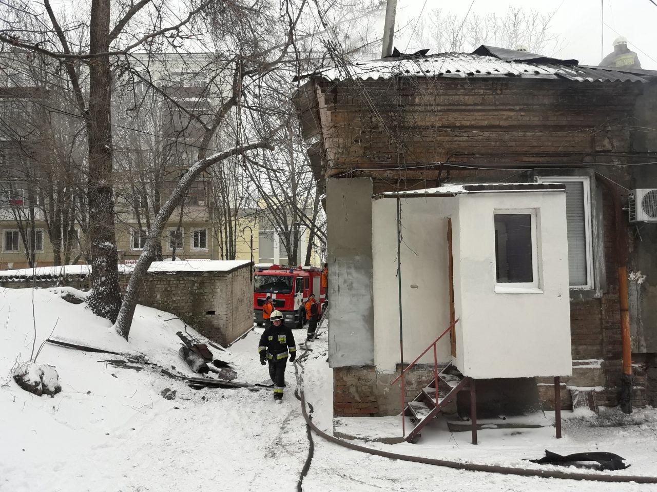 На место происшествия сразу же выехали спасатели 1-й и 2-й пожарно-спасательной части На место происшествия сразу же выехали спасатели 1-й и 2-й пожарно-спасательной части