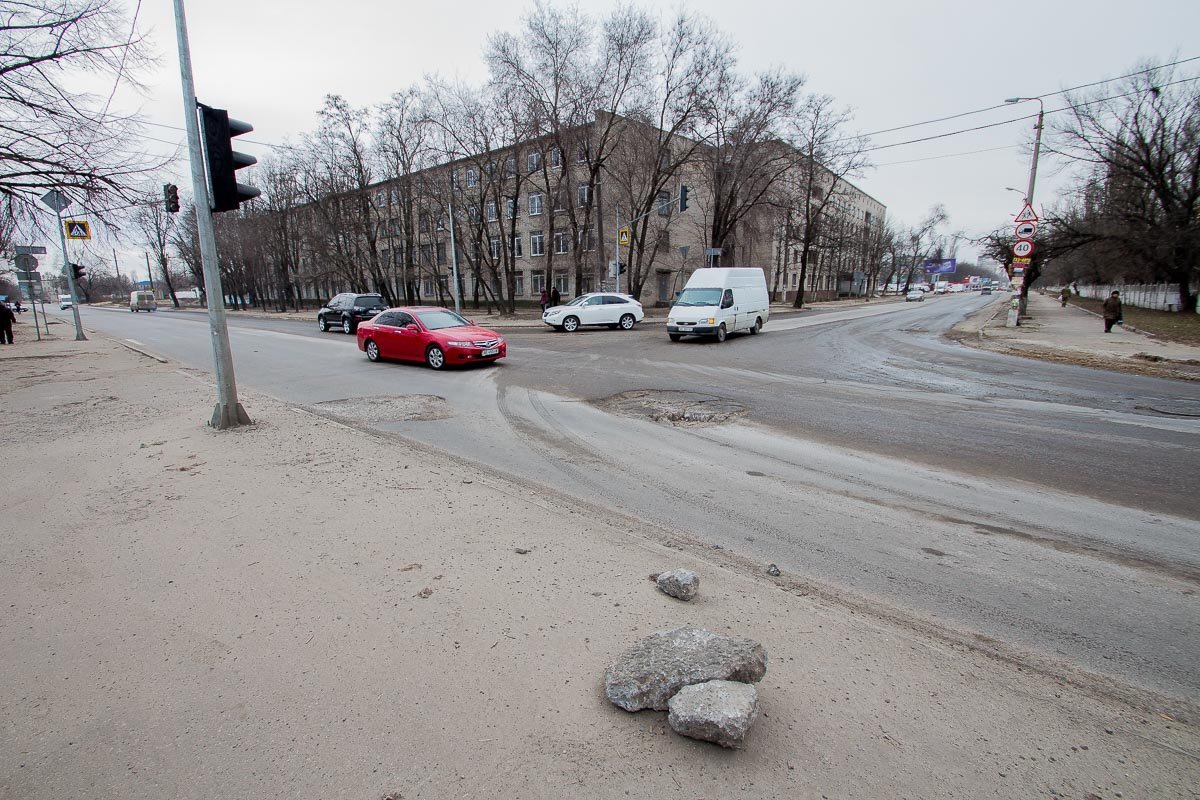 Местами, ямы дорогах заставляют водителей крепче держаться за руль