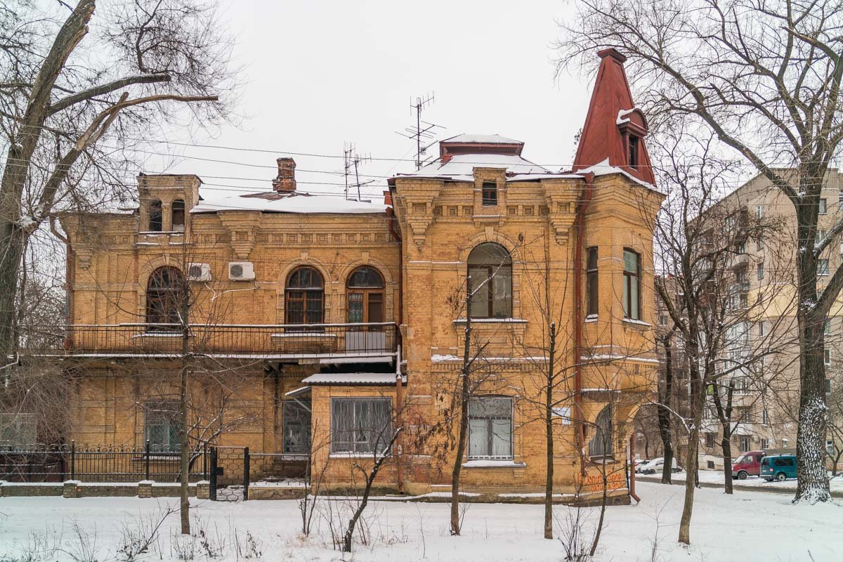 Несмотря на свой пафосный облик стандартного средневекового особняка, этот дом исторически таким не является Несмотря на свой пафосный облик стандартного средневекового особняка, этот дом исторически таким не является