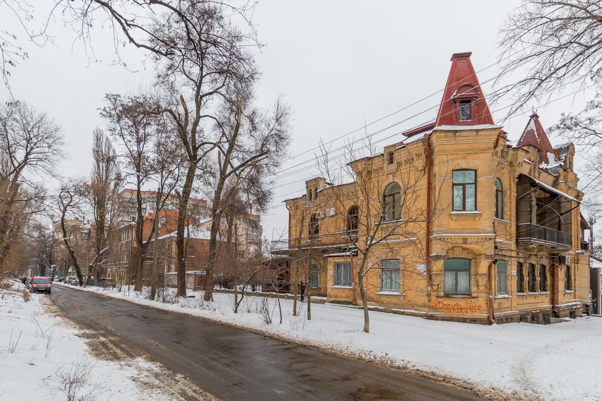 Дом имеет два с половиной этажа и небольшую мансарду Дом имеет два с половиной этажа и небольшую мансарду