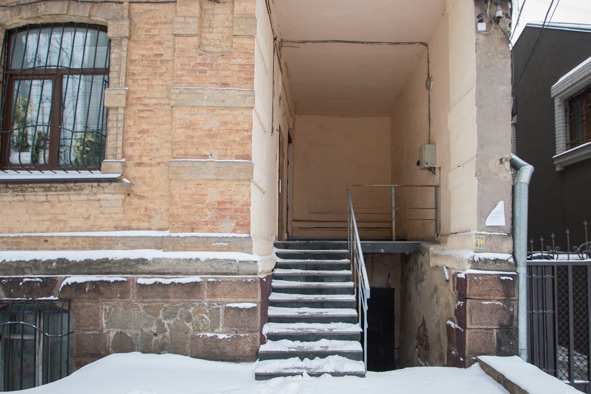 В подвале находились кухня, дворницкая, прачечная, погреб и котельная центрального отопления В подвале находились кухня, дворницкая, прачечная, погреб и котельная центрального отопления