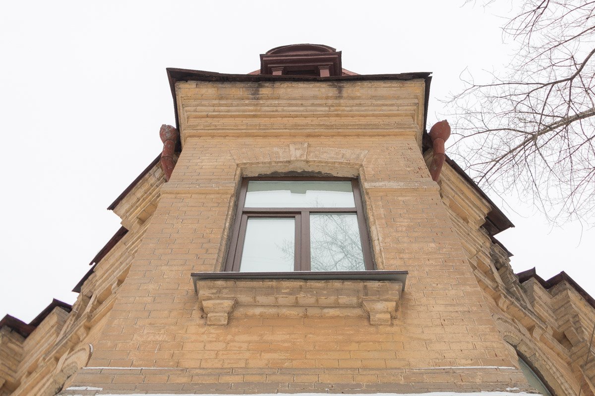 В комнате на втором этаже обустроено 6 комнат В комнате на втором этаже обустроено 6 комнат