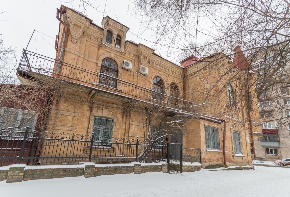 Однако «пышный» фасад здания вовсе не вязался со скучной внутренней отделкой Однако «пышный» фасад здания вовсе не вязался со скучной внутренней отделкой