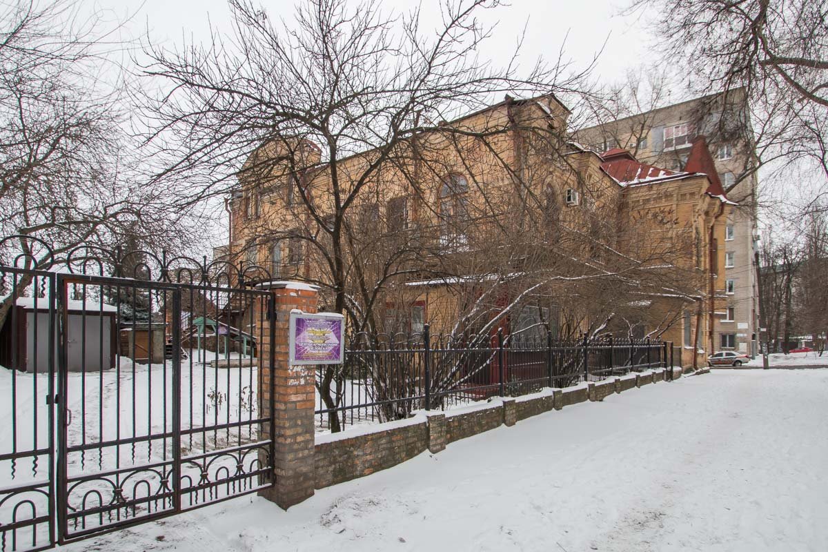 Кроме дома на участке также находился каменный сарай с сеновалом и погребами Кроме дома на участке также находился каменный сарай с сеновалом и погребами