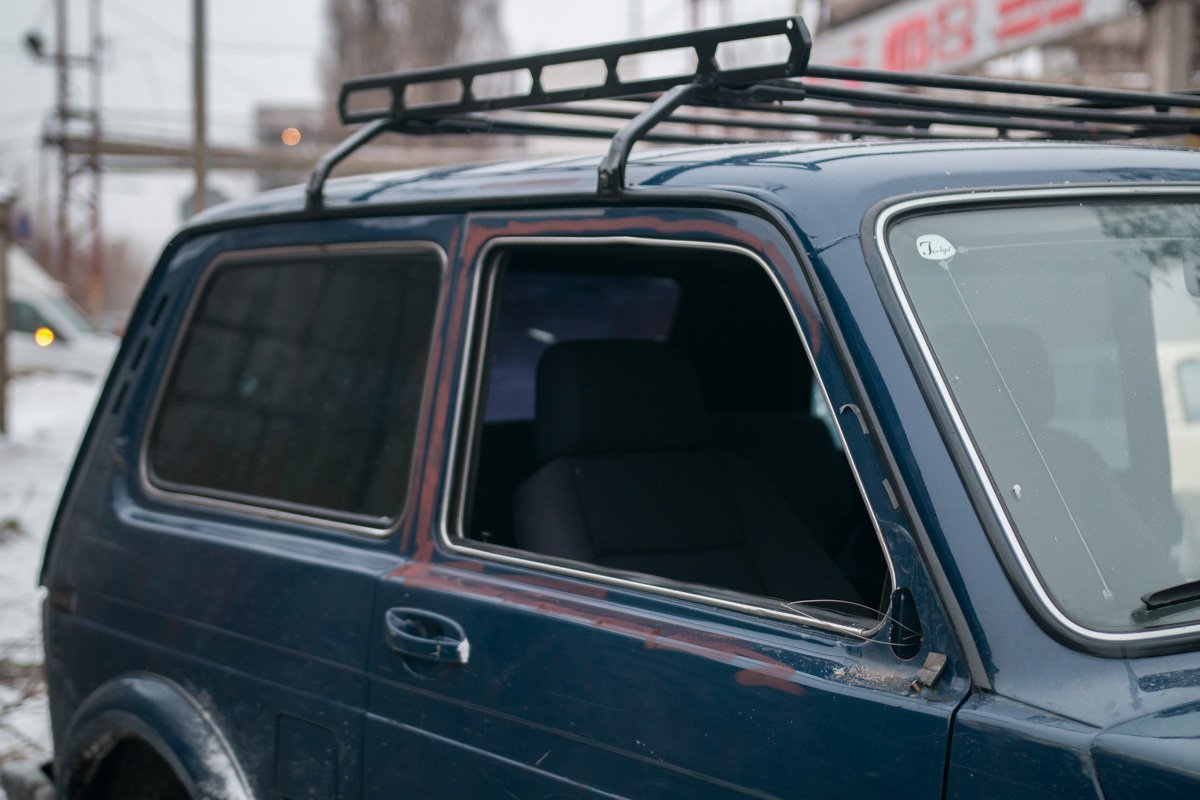 Предварительно, злоумышленник проник в автомобиль, разбив стекло Предварительно, злоумышленник проник в автомобиль, разбив стекло