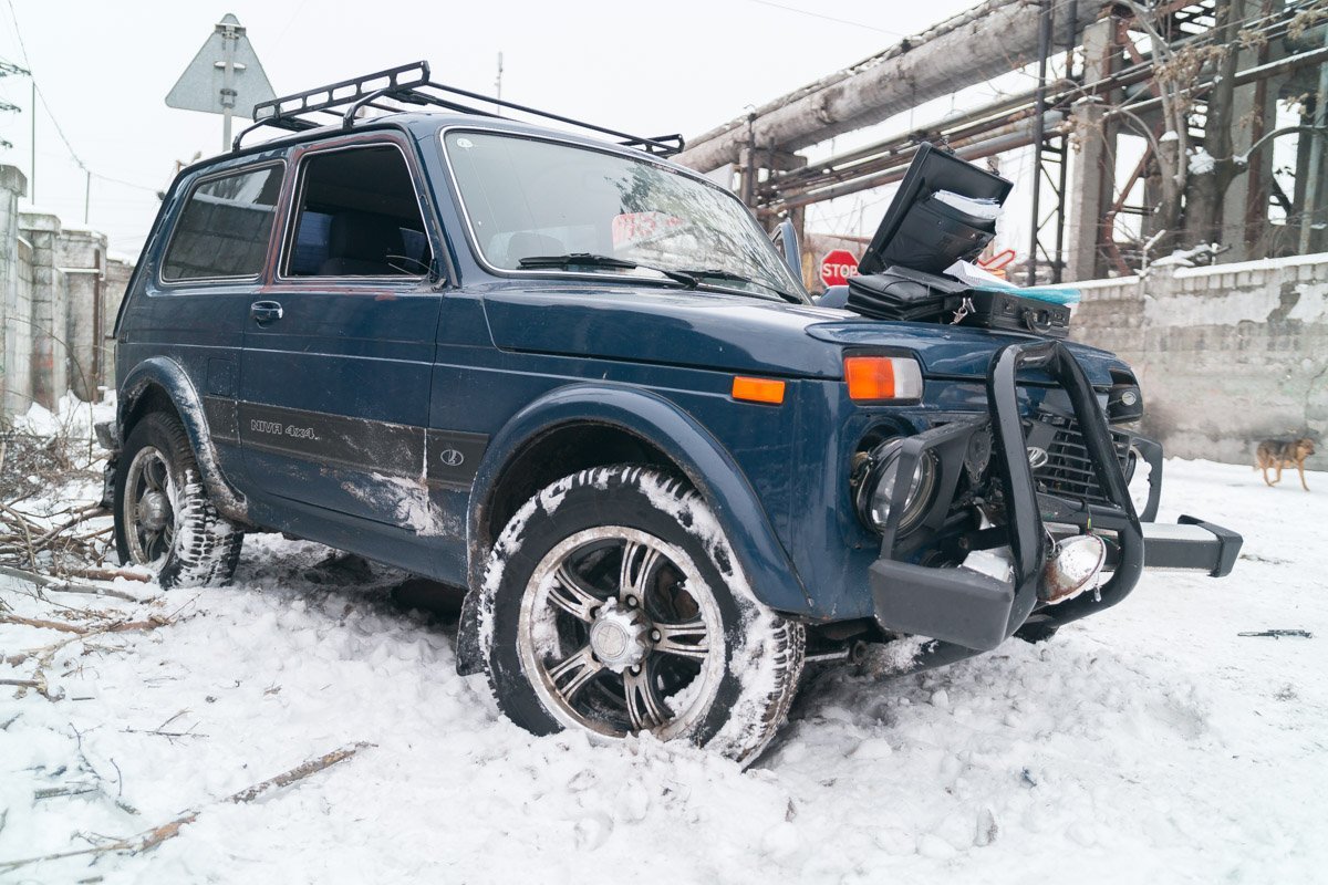 В результате столкновения у "Нивы" поврежден передний бампер и защита бампера В результате столкновения у "Нивы" поврежден передний бампер и защита бампера