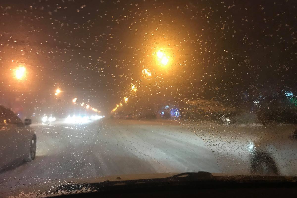 На дорогах в Днепре мокрый снег и плохая видимость На дорогах в Днепре мокрый снег и плохая видимость