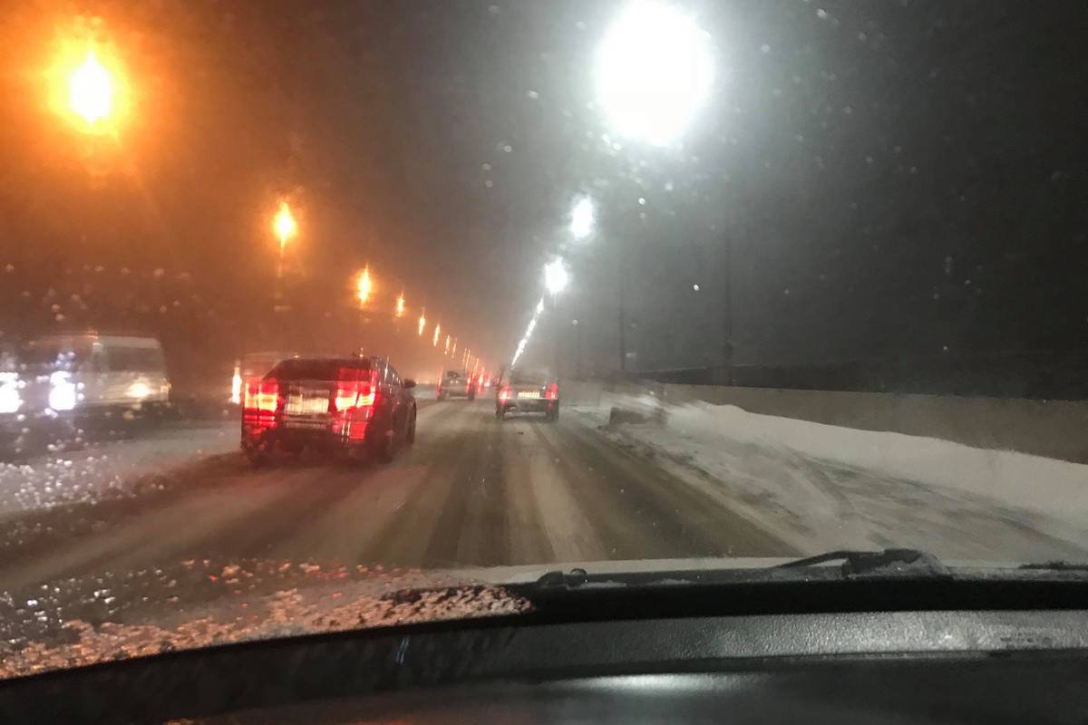 Просим водителей соблюдать ПДД и предоставлять приоритет снегоуборочной технике Просим водителей соблюдать ПДД и предоставлять приоритет снегоуборочной технике