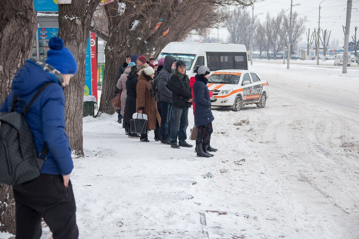 Люди ждут на морозе несколько часов Люди ждут на морозе несколько часов