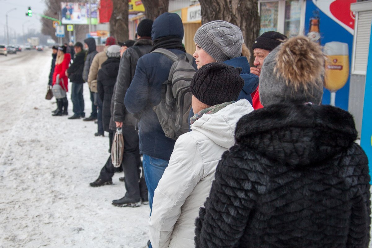 В очереди стоит более полусотни людей В очереди стоит более полусотни людей