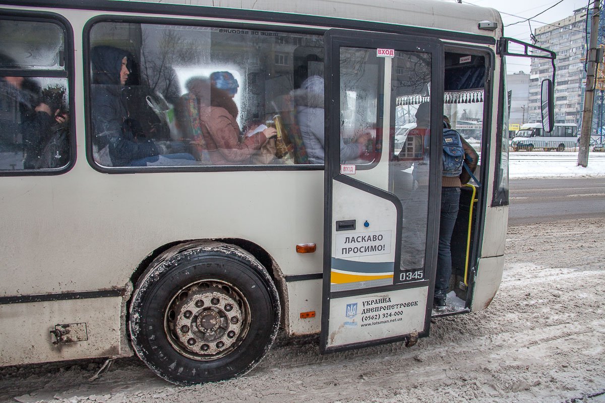 Люди набиваются битком Люди набиваются битком