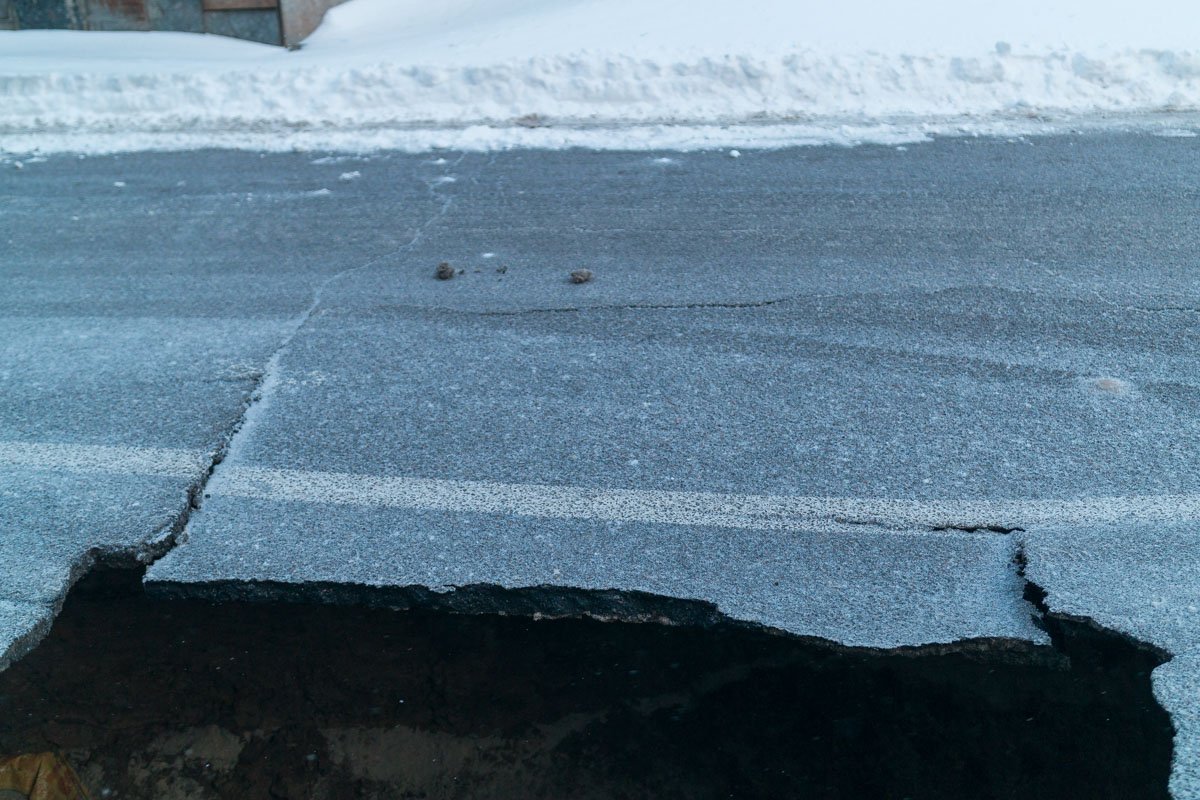 Глубина ямы внушительная 