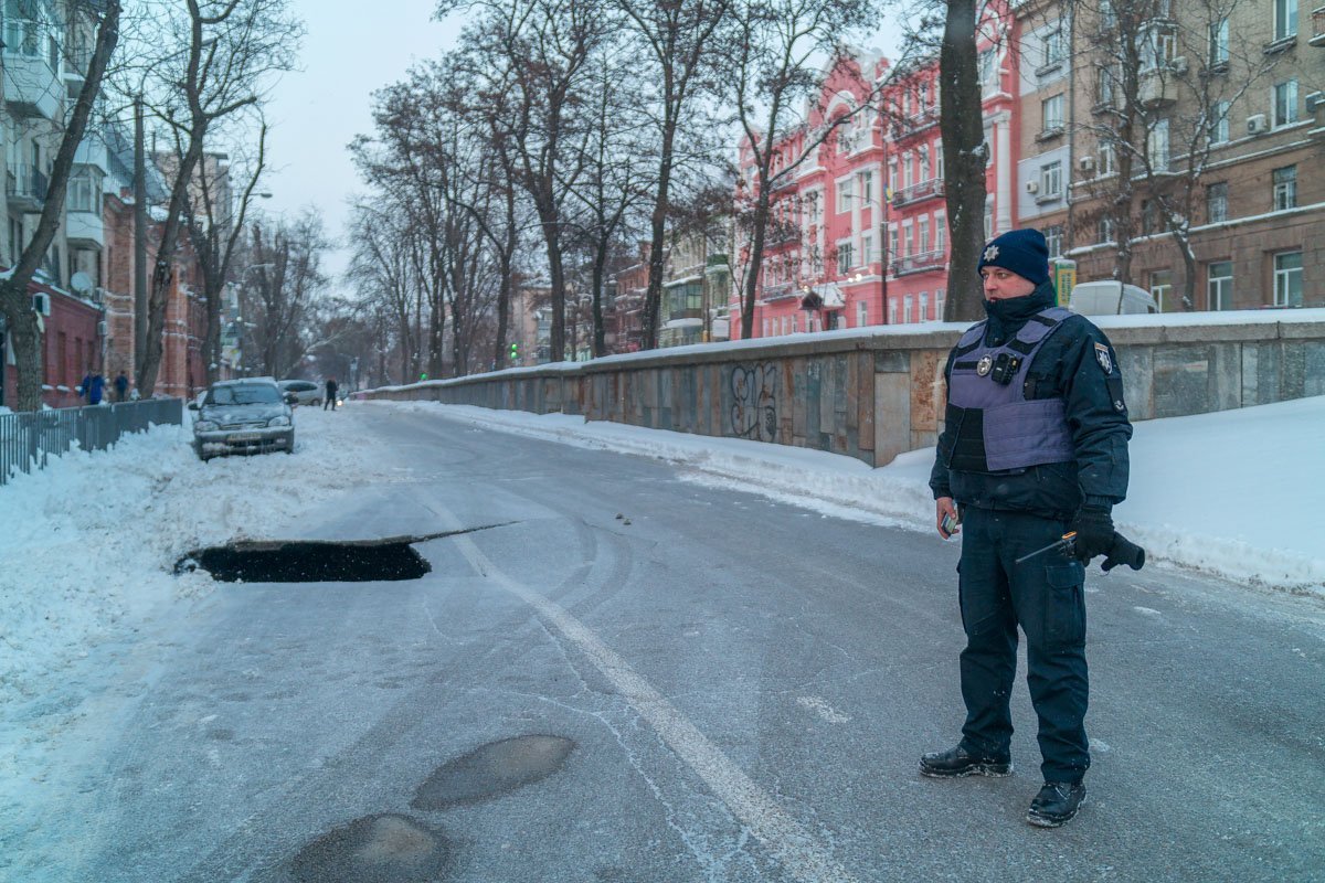 На месте работает полицейский патруль