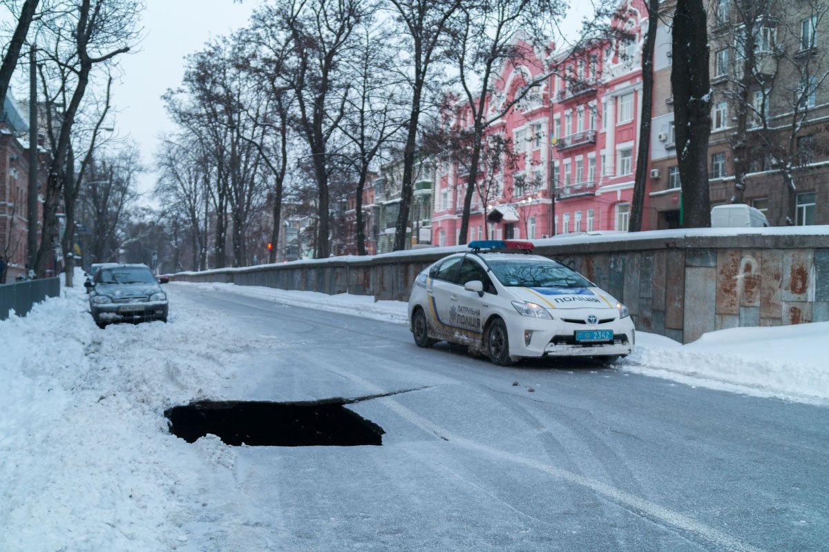 Как видно по фото, трещина ушла на вторую полосу