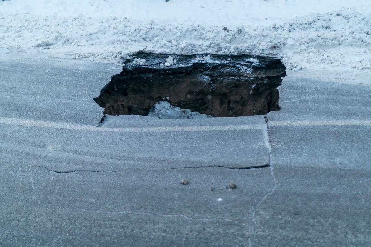 Горожане с удивлением наблюдают за событием 