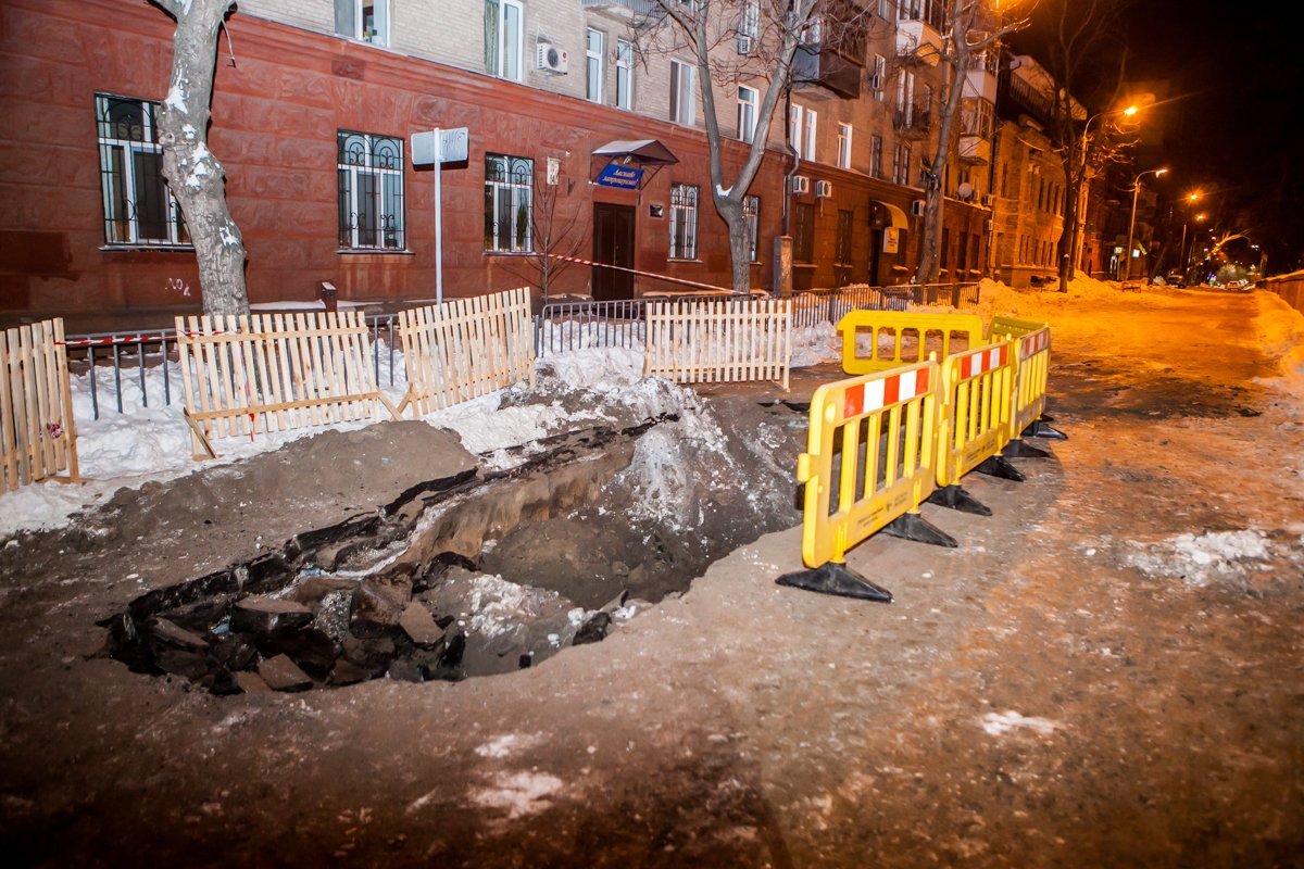 Место, где провалился асфальт, оградили Место, где провалился асфальт, оградили
