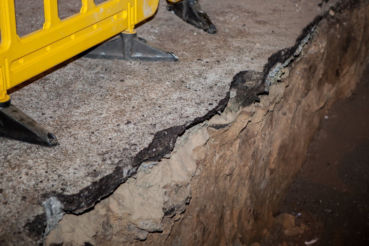 По словам заммэра, просадки совершенно не связаны с качеством асфальта или с технологией его укладки По словам заммэра, просадки совершенно не связаны с качеством асфальта или с технологией его укладки