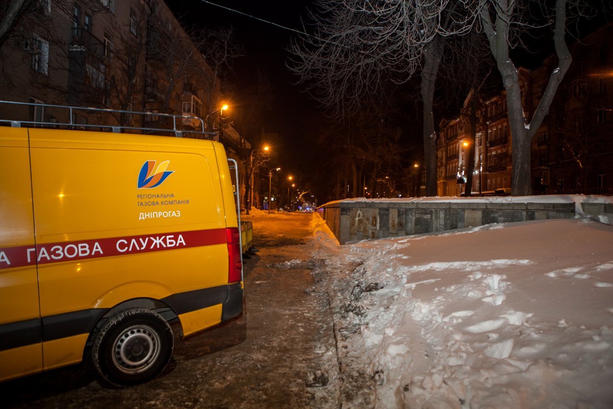 Для полной безопасности с обеих сторон участка дежурят машины аварийной газовой службы и патрульной полиции Для полной безопасности с обеих сторон участка дежурят машины аварийной газовой службы и патрульной полиции