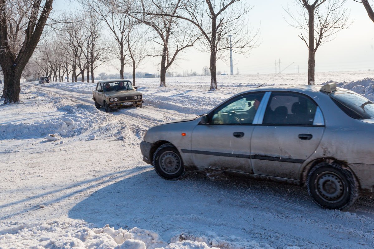 Автомобилям приходится объезжать по встречной полосе Автомобилям приходится объезжать по встречной полосе