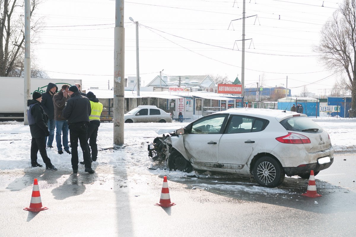 На Донецком шоссе Renault врезался в столб На Донецком шоссе Renault врезался в столб