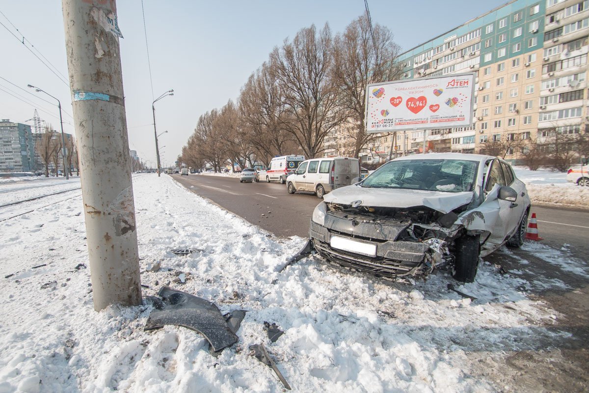 Как утверждает водитель Renault, он потерял управление из-за того, что его подрезала фура Как утверждает водитель Renault, он потерял управление из-за того, что его подрезала фура