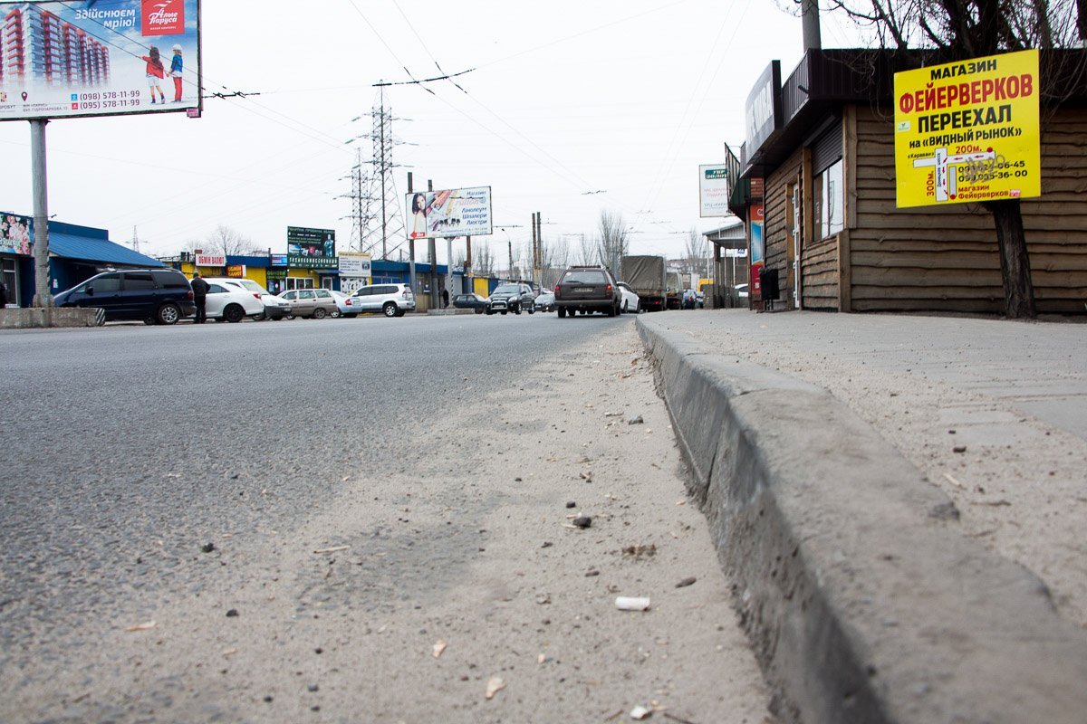 В районе Березинского рынка поменяли бордюр В районе Березинского рынка поменяли бордюр