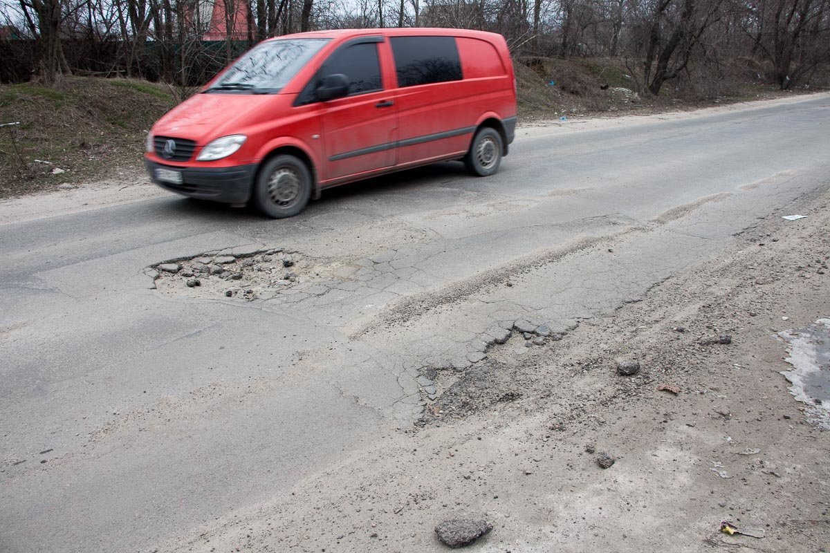 В тупике улицы автомобилистов "поджидают" ямы В тупике улицы автомобилистов "поджидают" ямы