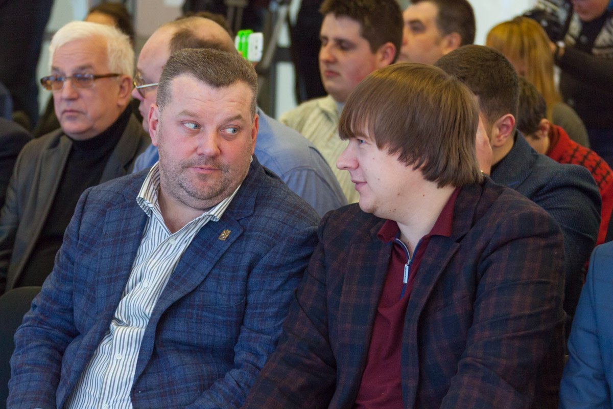 В зале собрались представители футбольных клубов и журналисты В зале собрались представители футбольных клубов и журналисты