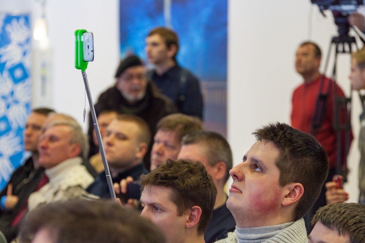 Поклонники футбола в ожидании результатов Поклонники футбола в ожидании результатов