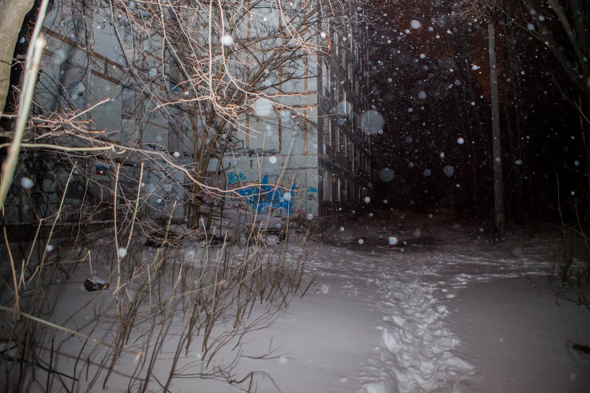 Инцидент произошел в заброшенной многоэтажке на улице Мукаша Салакунова Инцидент произошел в заброшенной многоэтажке на улице Мукаша Салакунова