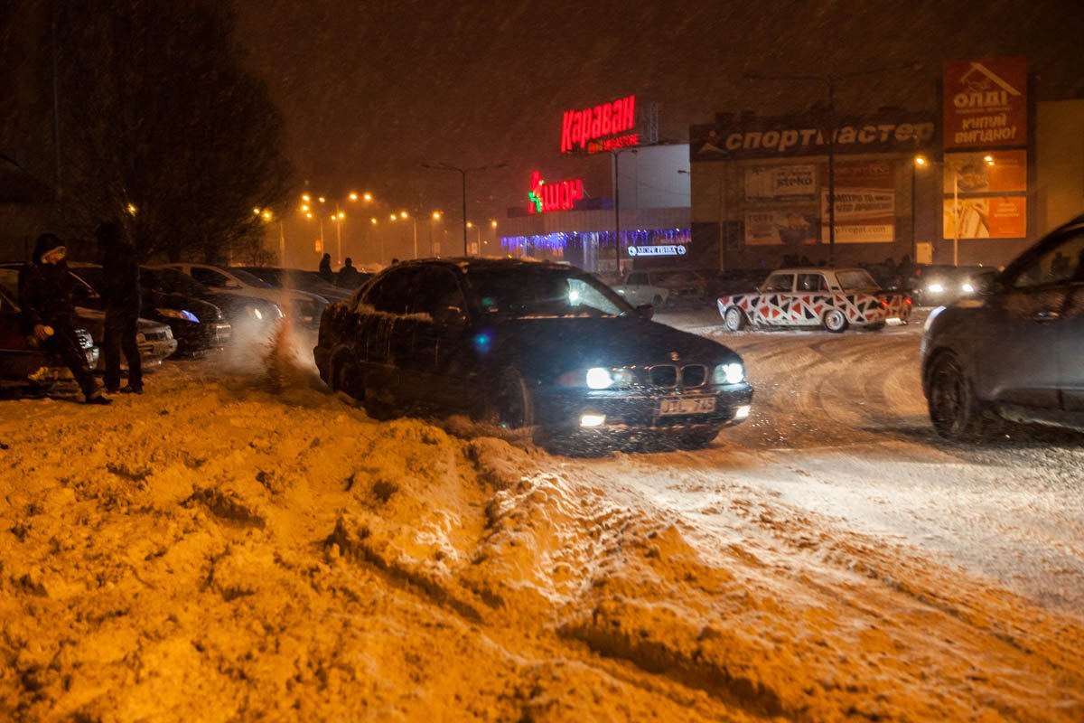 2 марта в 21:30 на парковке возле ТРЦ "Караван" проходили дрифт-покатушки