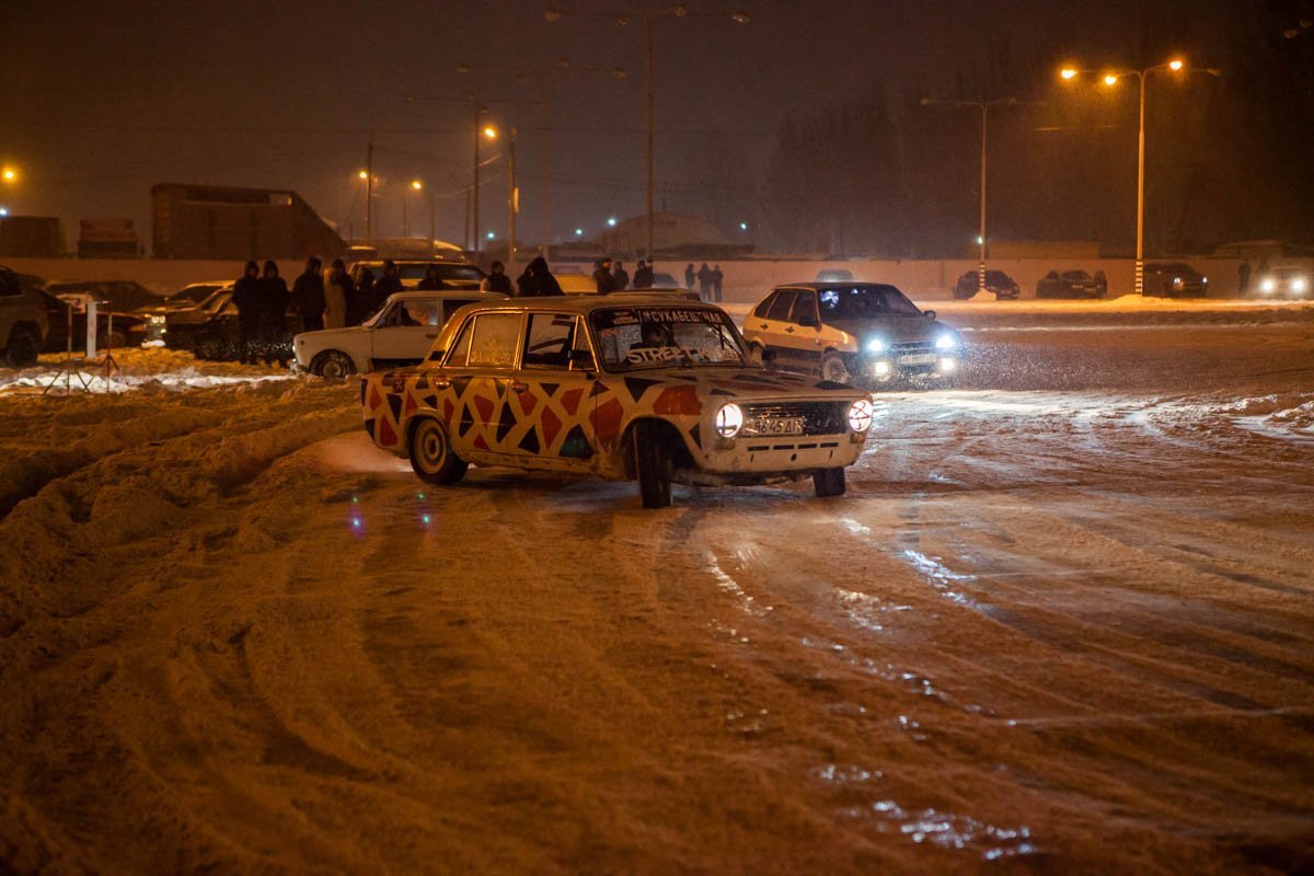 Прохожие снимали происходящее автобезумие на видео