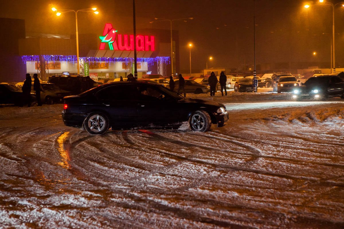 Дрифтинг на территории парковки ТРЦ "Караван" был запланирован на всю ночь